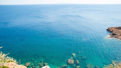 Καταγάλανα νερά για λίγους: Η «κρυφή» παραλία-όνειρο για όσους ξέμειναν Αθήνα τον Αύγουστο (Vid)