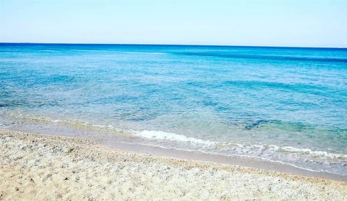 Καταγάλανα νερά για «ψαγμένους»: Η κρυφή παραλία-όνειρο για όσους ξέμειναν Αθήνα τον Αύγουστο (Vid)