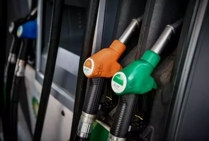 Γιατί αποκλιμακώνονται αργά οι τιμές της βενζίνης: Πότε θα πέσουν κάτω από τα 2 ευρώ το λίτρο στην Αττική