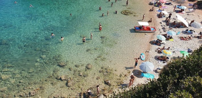 Απ’ τις ωραιότερες στον κόσμο: Η διπλή, ελληνική παραλία που απ’ τη μια πλευρά το νερό είναι καυτό και απ’ την άλλη παγωμένο (Pics)