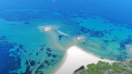 O ανέγγιχτος παράδεισος με την σκοτεινή λίμνη: Το νησί που ούτε οι Έλληνες ξέρουν είναι ο απόλυτος προορισμός τον Αύγουστο (Vid)