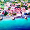 Παρθένα, τιρκουάζ νερά βάθους 100μ.: Το ξακουστό ελληνικό χωριό που κάθε σπίτι έχει τη δική του παραλία (Vid)