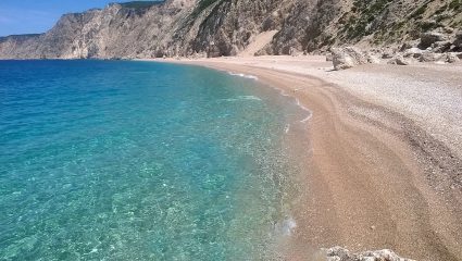 Ξεπερνάει Πόρτο Κατσίκι και Μύρτο: Στην ωραιότερη παραλία της Ελλάδας ο κίνδυνος υπερνικά την πρωτόγονη ομορφιά της (Pics)