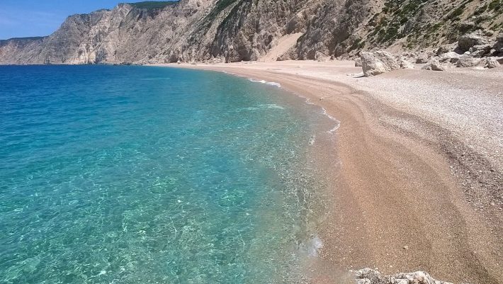 Ξεπερνάει Πόρτο Κατσίκι και Μύρτο: Στην ωραιότερη παραλία της Ελλάδας ο κίνδυνος υπερνικά την πρωτόγονη ομορφιά της (Pics)
