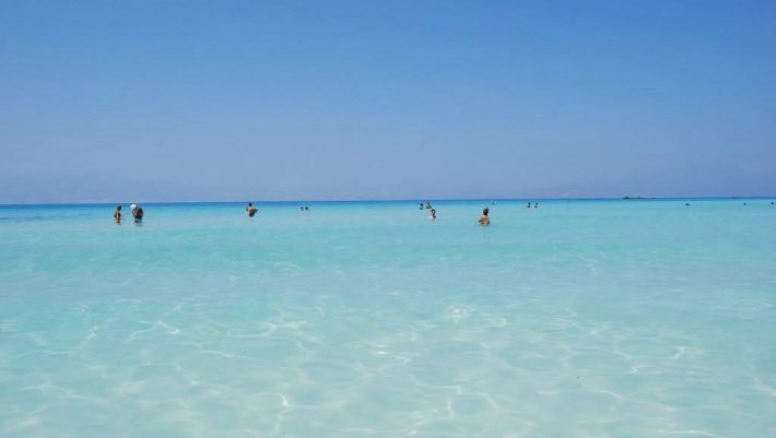 Απαγόρευση παραμονής για να σωθεί το νησί: Στη Χαβάη της Ελλάδας φέτος δεν πατάς, μόνο κοιτάς και κολυμπάς (Pics)
