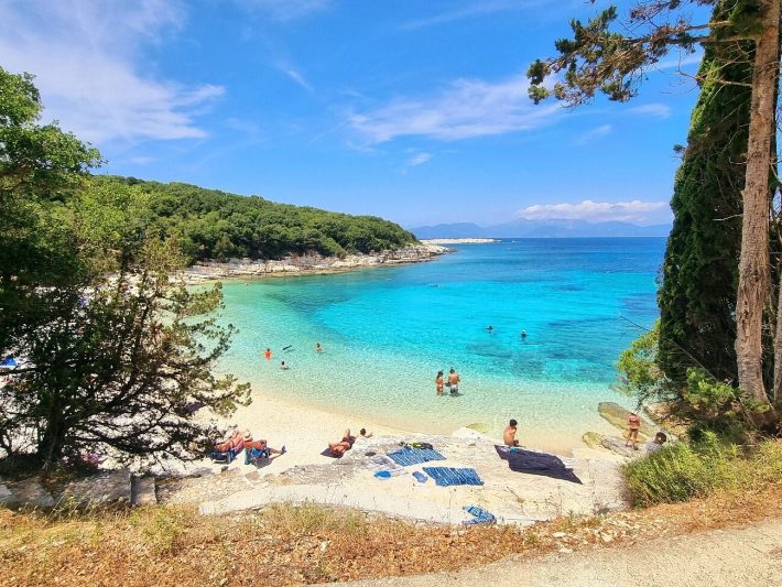 Μάχη για μια θέση: Η μικρή, ανοργάνωτη, ελληνική παραλία χωρίς σκιά που είναι κάθε μέρα sold out (Pics)