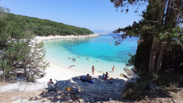 Μάχη για μια θέση: Η μικρή, ανοργάνωτη, ελληνική παραλία χωρίς σκιά που είναι κάθε μέρα sold out (Pics)