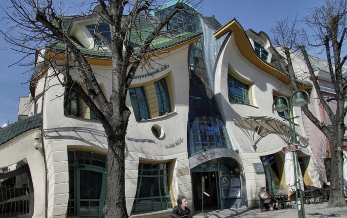 Το «στραβό σπίτι»: Το πιο περίεργο αξιοθέατο της Ευρώπης, όπου επισκέπτες διστάζουν να μπουν