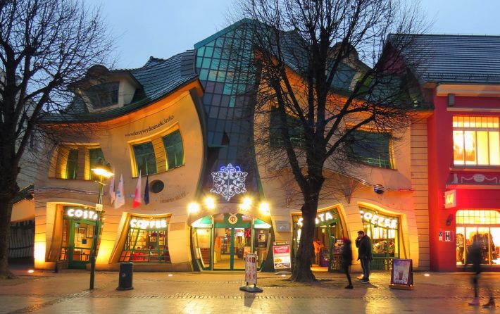 Το «στραβό σπίτι»: Το πιο περίεργο αξιοθέατο της Ευρώπης, όπου επισκέπτες διστάζουν να μπουν