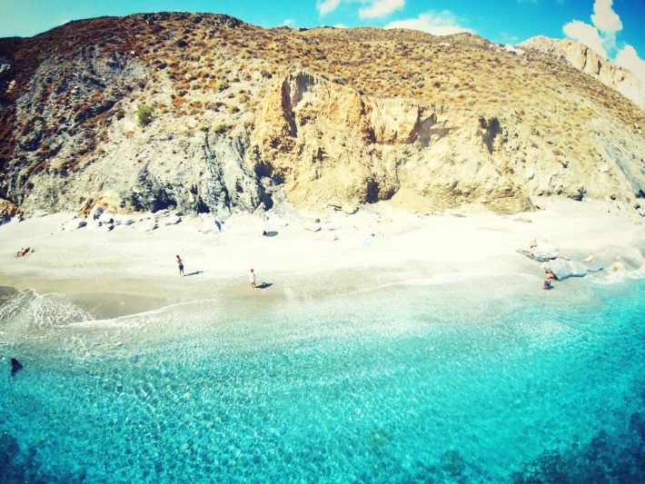 Ζεστή και το χειμώνα: Στην ελληνική παραλία που έχει 4 βαθμούς υψηλότερη θερμοκρασία κάνεις μπάνιο ως τον Νοέμβρη (Pics)