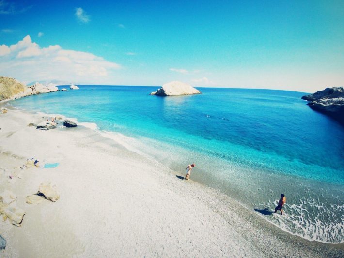 Ζεστή και το χειμώνα: Στην ελληνική παραλία που έχει 4 βαθμούς υψηλότερη θερμοκρασία κάνεις μπάνιο ως τον Νοέμβρη (Pics)