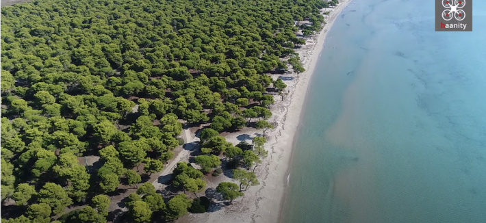 45’ απ’ την Αθήνα χωρίς διόδια: Η παραλία των 3Km με τα ρηχά, τιρκουάζ νερά που θυμίζει Ψαρρού (Vid)