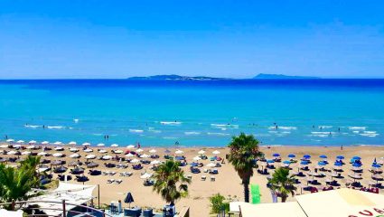Ζεστή 365 μέρες: Στη μοναδική παραλία της Ελλάδας που το νερό βαθαίνει μετά από 30μ. οι βουτιές ξεκίνησαν ήδη (Pics)
