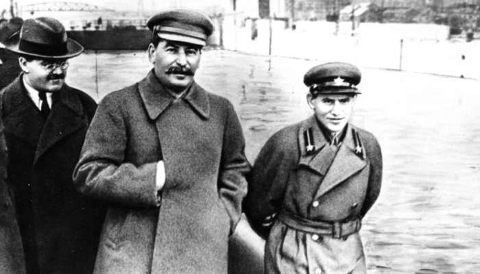 Η «Μεγάλη Εκκαθάριση»: Τι απέγινε ο «αιματοβαμμένος νάνος» που αφαιρέθηκε από τη διάσημη φωτό του Στάλιν