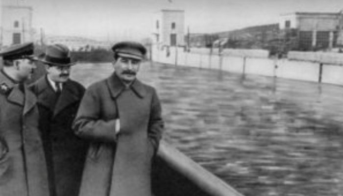 Η «Μεγάλη Εκκαθάριση»: Τι απέγινε ο «αιματοβαμμένος νάνος» που αφαιρέθηκε από τη διάσημη φωτό του Στάλιν