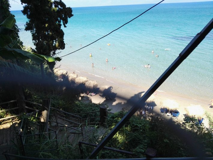Ρηχή, σκιερή, με ζεστά νερά: Η μοναδική παραλία στην Ελλάδα που πας με ασανσέρ δεν έχει ποτέ κύμα (Pics)