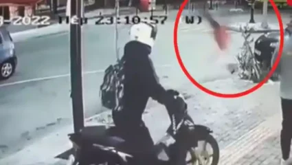 Αστυνομικός «καρφώθηκε» σε ΙΧ που πήγαινε ανάποδα και εκτοξεύτηκε στα 10 μέτρα: Το βίντεο – σοκ και η έκκλησή του