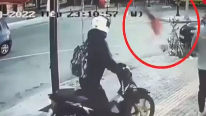 Αστυνομικός «καρφώθηκε» σε ΙΧ που πήγαινε ανάποδα και εκτοξεύτηκε στα 10 μέτρα: Το βίντεο - σοκ και η έκκλησή του