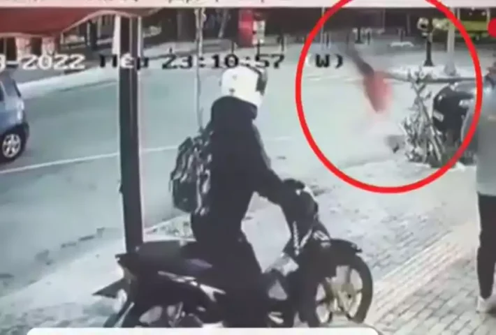 Αστυνομικός «καρφώθηκε» σε ΙΧ που πήγαινε ανάποδα και εκτοξεύτηκε στα 10 μέτρα: Το βίντεο - σοκ και η έκκλησή του