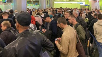 Επιστράτευση: Εξονυχιστικοί έλεγχοι στα αεροδρόμιο για τους άνδρες που αναχωρούν από τη χώρα
