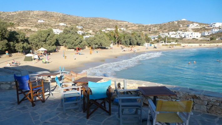 Ταβέρνα, χαλάρωση και χάλκινη αμμουδιά: Στο λιγότερο προβεβλημένο ελληνικό νησί με 42€ την ημέρα είσαι πάνω στη θάλασσα (Pics)