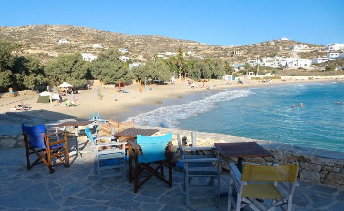 Ταβέρνα, χαλάρωση και χάλκινη αμμουδιά: Στο λιγότερο προβεβλημένο ελληνικό νησί με 42€ την ημέρα είσαι πάνω στη θάλασσα (Pics)