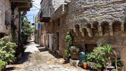 Με αρχιτεκτονική φρουρίου: Το μοναδικό χωριό στην Ελλάδα χωρίς πλατεία που μοιάζει με λαβύρινθο