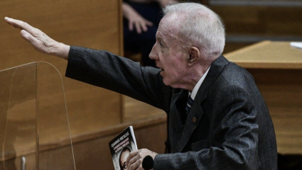 Πειθαρχική δίωξη στον Κωνσταντίνο Πλεύρη για τον ναζιστικό χαιρετισμό στη δίκη της Χρυσής Αυγής
