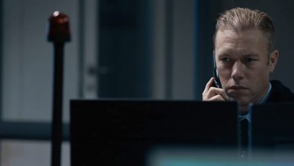 85 λεπτά γεμάτα μυστήριο και αγωνία: Δες στο Ertflix την ταινία από τη Δανία που «αντέγραψε» ο Τζέικ Τζίλενχαλ