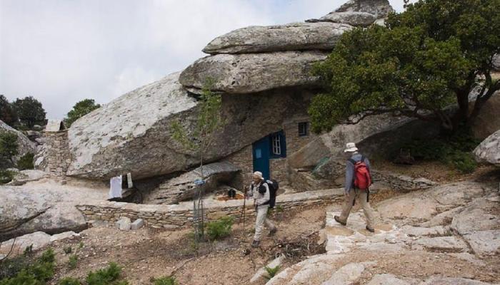 Κάτω από τεράστιους βράχους: Τα διάσημα αντιπειρατικά σπίτια της Ικαρίας που δεν φαίνονται από μακριά