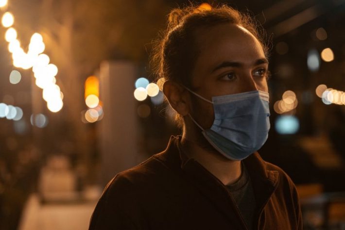 Προσβάλλει τους πνεύμονες, εξαπλώνεται στο Κατάρ: Τα συμπτώματα του ιού που σκοτώνει 1 στους 3