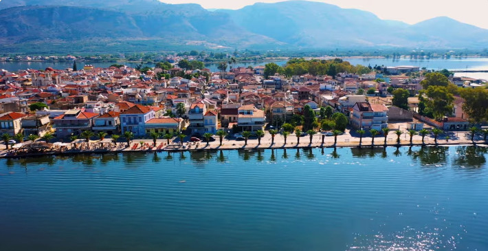 «Πλωτή πόλη». Το νερένιο νησί που επιπλέει στη θάλασσα είναι η μικρή Βενετία της Ελλάδας (Pics)