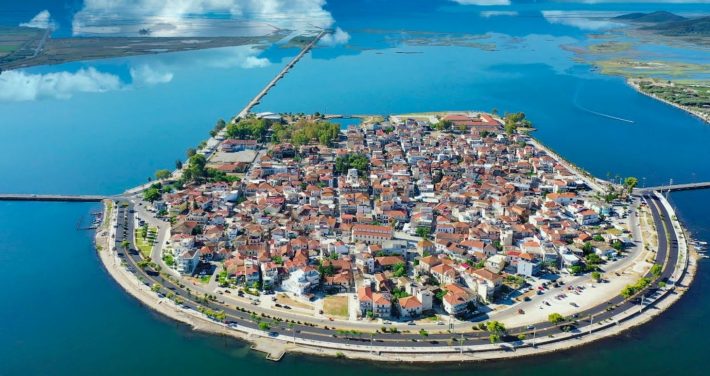 «Πλωτή πόλη». Το νερένιο νησί που επιπλέει στη θάλασσα είναι η μικρή Βενετία της Ελλάδας (Pics)
