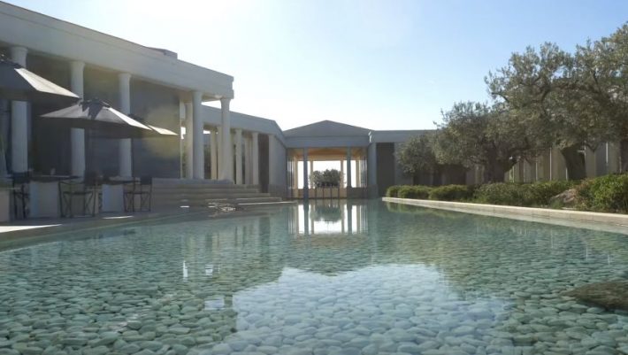 Τουρίστες απ’ όλο τον κόσμο ψάχνουν τη «Villa 20»: Πόσο κοστίζει τη βραδιά το σπίτι-όνειρο του «Glass Onion» στο Πόρτο Χέλι