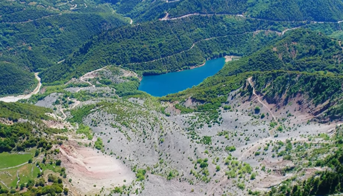 154μ. βάθος, πνιγμένη στο πράσινο, γεμάτη ψάρια: Η κατολίσθηση που «γέννησε» την πιο εντυπωσιακή φυσική λίμνη στην Ελλάδα (Pics)