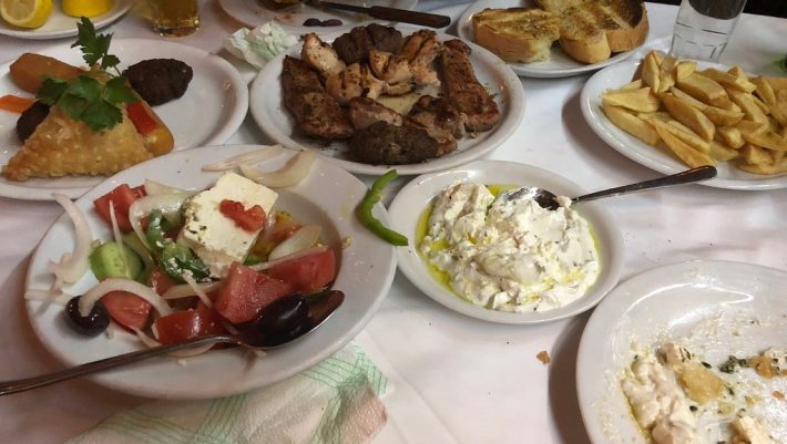 Μερίδες-γίγας, τιμές άλλης εποχής, δωρεάν γλυκό: Στην ταβέρνα που παραδέχεται όλη η Αθήνα, δίνεις μάχη για 1 τραπέζι (Pics)