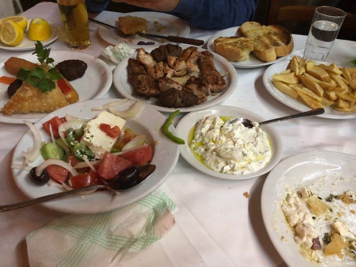 Μερίδες-γίγας, τιμές άλλης εποχής, δωρεάν γλυκό: Στην ταβέρνα που παραδέχεται όλη η Αθήνα, δίνεις μάχη για 1 τραπέζι (Pics)
