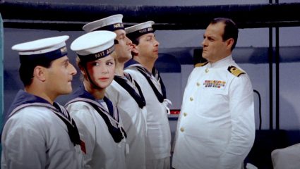 Χωρίς stop καρέ δεν το παίρνεις χαμπάρι: Κανείς δεν είχε προσέξει τι φαίνεται πίσω από τη Βουγιουκλάκη στην πιο γνωστή σκηνή της «Αλίκης στο Ναυτικό»