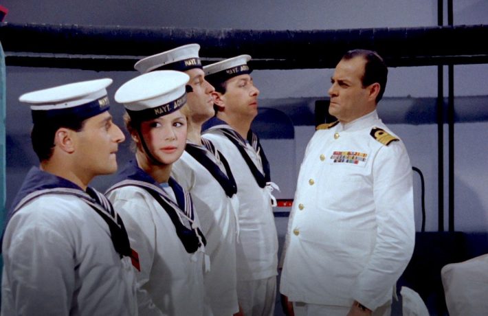 Χωρίς stop καρέ δεν το παίρνεις χαμπάρι: Κανείς δεν είχε προσέξει τι φαίνεται πίσω από τη Βουγιουκλάκη στην πιο γνωστή σκηνή της «Αλίκης στο Ναυτικό»