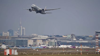 Ένας «θεριακλής» πιλότος σκότωσε 66 ανθρώπους: Το έγκλημα στο πιλοτήριο που έφερε τη συντριβή του αεροπλάνου πάνω απ’ την Κρήτη