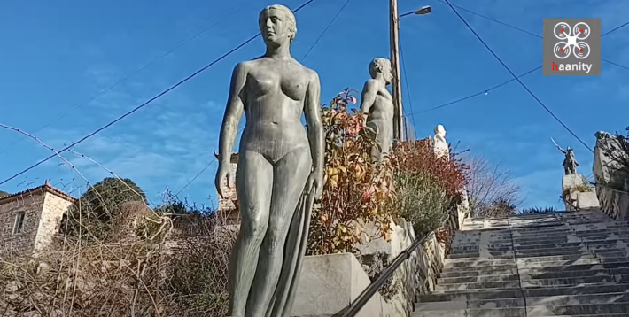 Κάθε σκαλοπάτι κι άγαλμα: Το άγριο σκηνικό του μοναδικού χωριού στην Ελλάδα που τα αγάλματα ξεπερνούν τους κατοίκους (Pics)