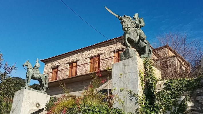 Κάθε σκαλοπάτι κι άγαλμα: Το άγριο σκηνικό του μοναδικού χωριού στην Ελλάδα που τα αγάλματα ξεπερνούν τους κατοίκους (Pics)