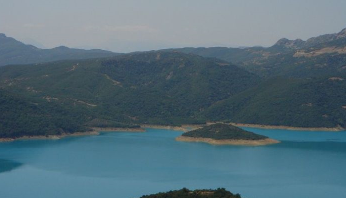 Η λίμνη που «κατάπιε» τον πολιτισμό: Ο υδάτινος παράδεισος των «ελληνικών φιορδ»,  με 20 χωριά «πνιγμένα» στο βυθό