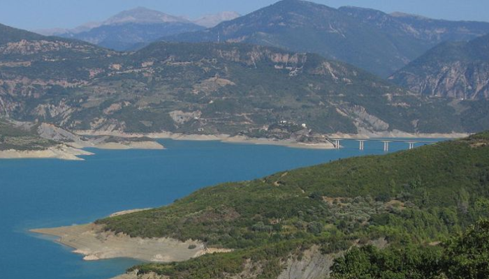 Η λίμνη που «κατάπιε» τον πολιτισμό: Ο υδάτινος παράδεισος των «ελληνικών φιορδ»,  με 20 χωριά «πνιγμένα» στο βυθό