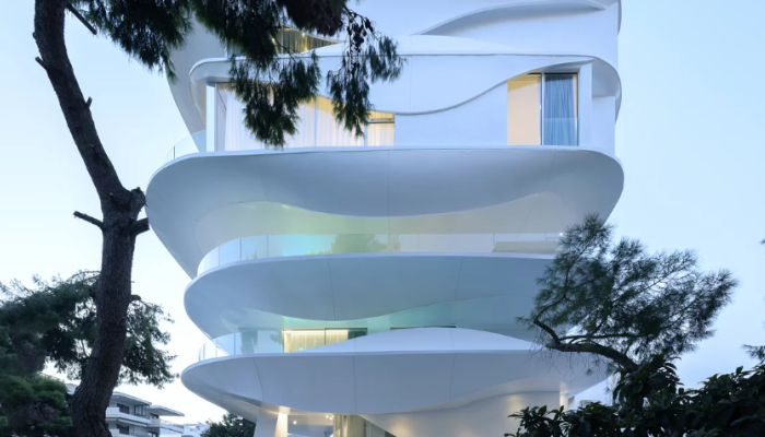 Βγαλμένη απ' το μέλλον: Η πιο πρωτοποριακή πολυκατοικία στην Ελλάδα με τα μπαλκόνια με πισίνα και τεχνητή λίμνη (Pics)
