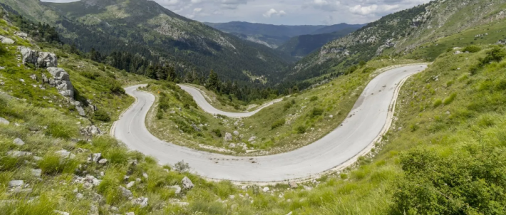 Οδηγείς στα 2.000 μέτρα, σαν να πετάς στα σύννεφα: Ο ομορφότερος δρόμος της Ευρώπης βρίσκεται στην Ελλάδα (Pics)
