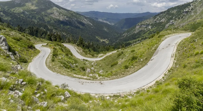 Οδηγείς στα 2.000 μέτρα, σαν να πετάς στα σύννεφα: Ο ομορφότερος δρόμος της Ευρώπης βρίσκεται στην Ελλάδα (Pics)