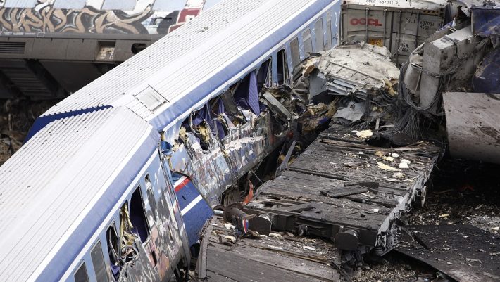 Σιδηροδρομική τραγωδία στα Τέμπη: Δύο μέρες μετά κανείς δεν ξέρει πόσοι ήταν οι επιβάτες του τρένου