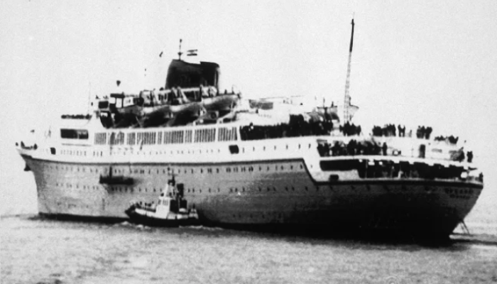 «14μ κύματα, ο καπετάνιος δραπέτευσε»: Το ναυάγιο του ελληνικού κρουαζιερόπλοιου που τους 571 επιβάτες έσωσαν οι μουσικοί