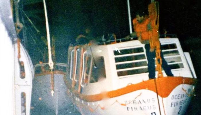 «14μ κύματα, ο καπετάνιος δραπέτευσε»: Το ναυάγιο του ελληνικού κρουαζιερόπλοιου που τους 571 επιβάτες έσωσαν οι μουσικοί